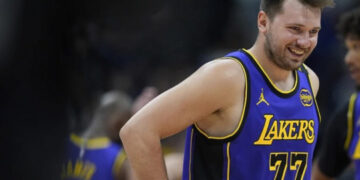 Lakers, con 32 puntos de Doncic, frenan la racha de los Nuggets