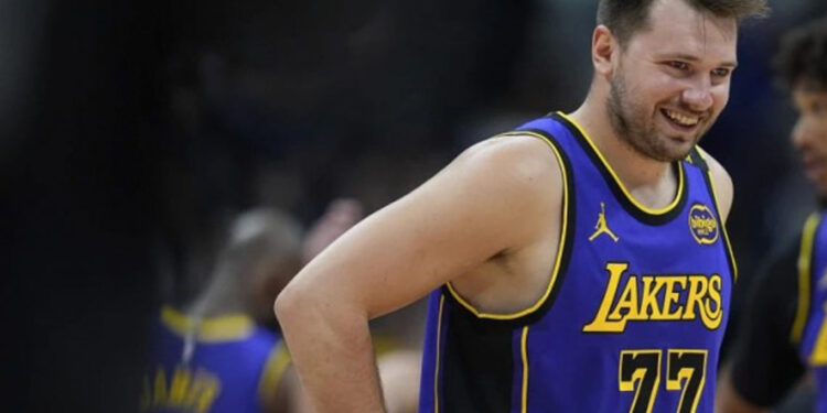 Lakers, con 32 puntos de Doncic, frenan la racha de los Nuggets