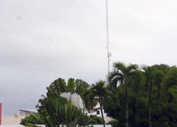 Lluvias débiles y oleaje peligroso afectan varias provincias este sábado