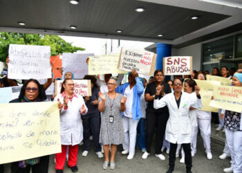 Médicos y enfermeras protestan tras recibir pagos de hasta RD$20