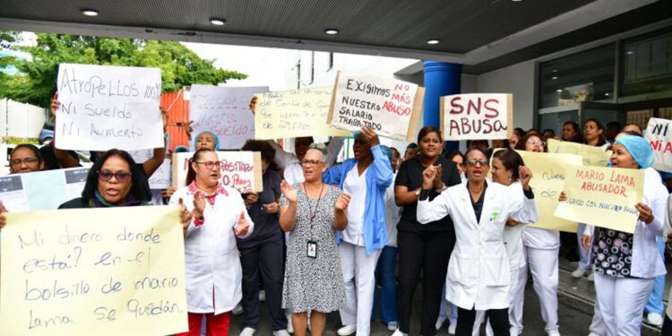 Médicos y enfermeras protestan tras recibir pagos de hasta RD$20