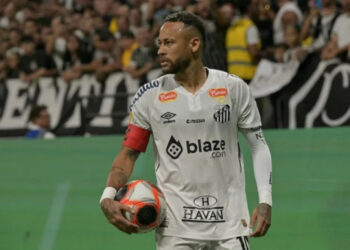 Neymar y figuras de Brasil exigen jugar solo en césped natural