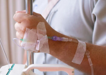 Oncólogos advierten sobre cambios de fármacos en pacientes con cáncer