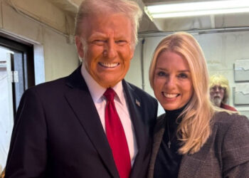Pam Bondi asume como fiscal general en gobierno de Trump
