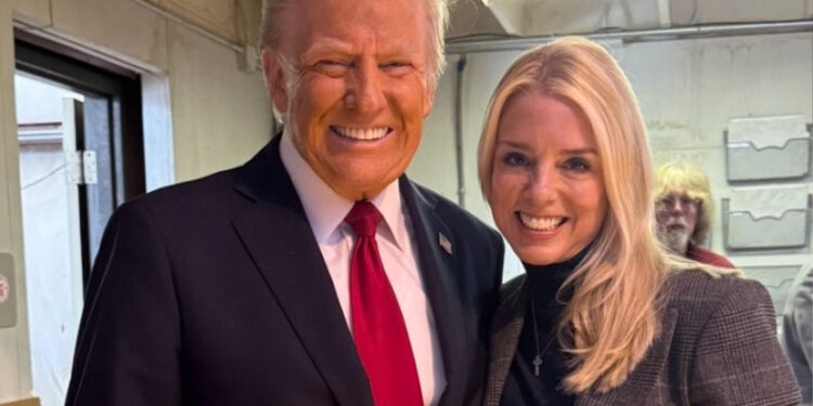 Pam Bondi asume como fiscal general en gobierno de Trump