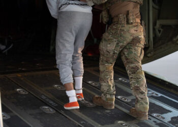 Panamá recibe migrantes deportados por EE.UU. en primer vuelo militar