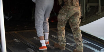 Panamá recibe migrantes deportados por EE.UU. en primer vuelo militar