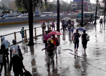 Se esperan lluvias este martes y el oleaje sigue peligroso en las costas del país