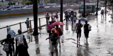 Se esperan lluvias este martes y el oleaje sigue peligroso en las costas del país
