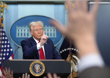 Trump culpa a la diversidad por choque aéreo en Washington y genera polémica