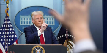 Trump culpa a la diversidad por choque aéreo en Washington y genera polémica