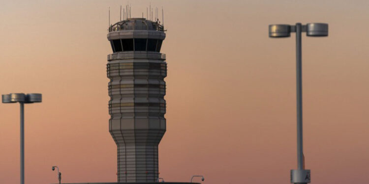 Vuelo de American Airlines aborta aterrizaje en Washington