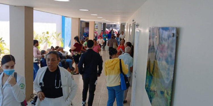 Aumentan casos de Covid en Santiago y saturan emergencias