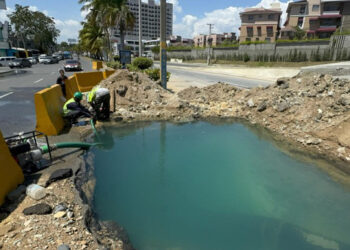 Caasd trabaja para frenar fuga de agua en la 27 de Febrero
