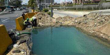Caasd trabaja para frenar fuga de agua en la 27 de Febrero