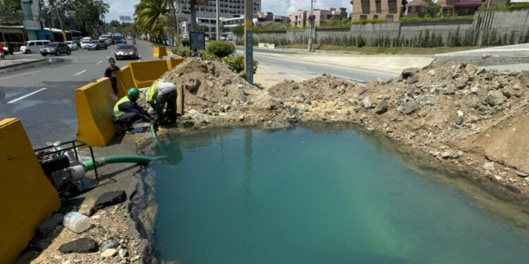 Caasd trabaja para frenar fuga de agua en la 27 de Febrero