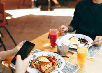 Comer acompañado mejora el bienestar emocional, según experto