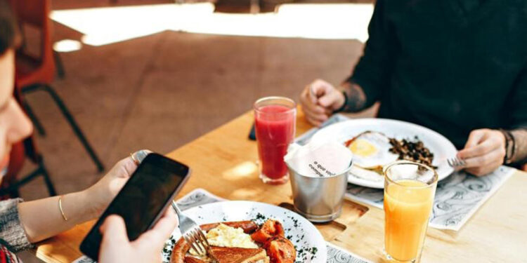 Comer acompañado mejora el bienestar emocional, según experto