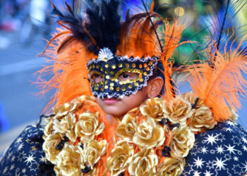 Comparsas llenan de color el Carnaval de Santo Domingo
