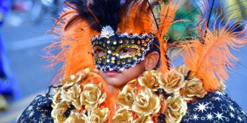 Comparsas llenan de color el Carnaval de Santo Domingo