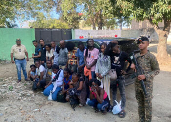 Detienen a dominicano por transportar 19 haitianos sin documentos