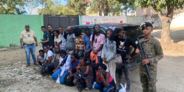 Detienen a dominicano por transportar 19 haitianos sin documentos