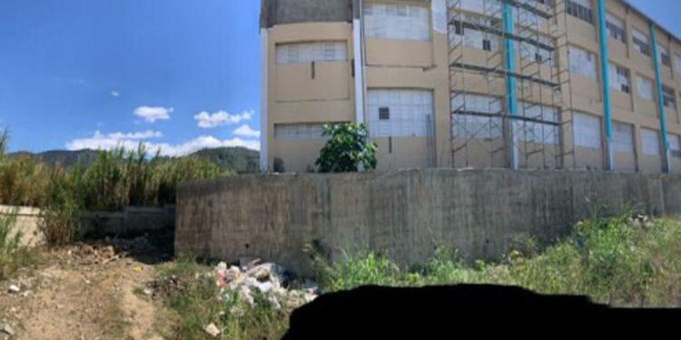 Escuela en Constanza lleva 13 años sin ser terminada