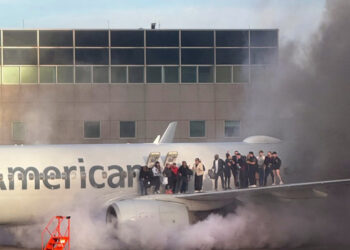 Evacúan avión de American Airlines tras incendio en Denver