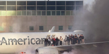 Evacúan avión de American Airlines tras incendio en Denver