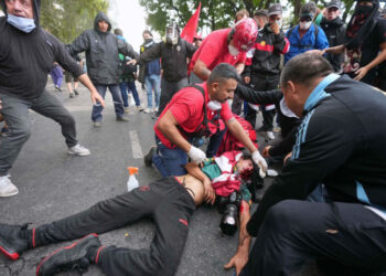Fotógrafo herido en protestas en Buenos Aires sigue en estado crítico