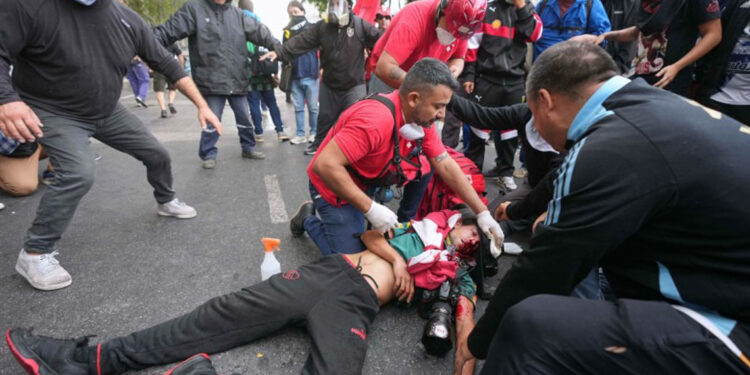 Fotógrafo herido en protestas en Buenos Aires sigue en estado crítico