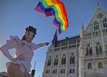 Hungría prohíbe desfile del Orgullo LGTBI para "proteger" a menores