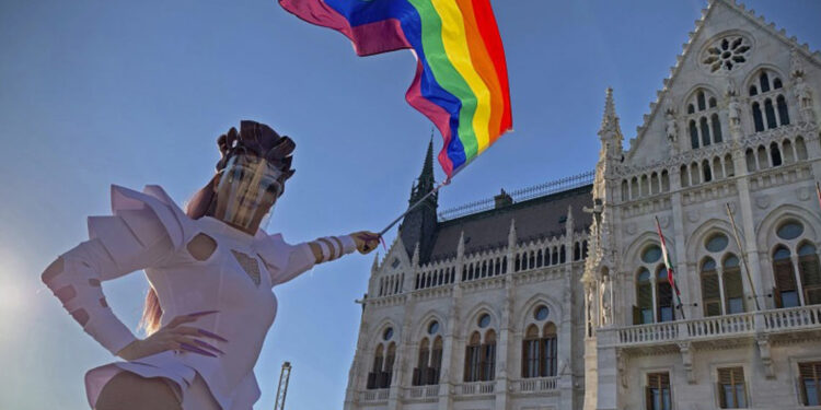 Hungría prohíbe desfile del Orgullo LGTBI para "proteger" a menores