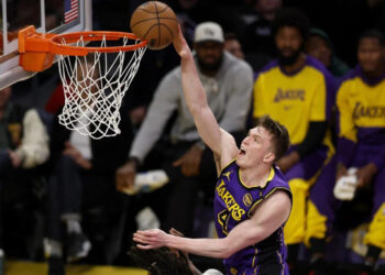 Lakers arrasan, Rockets remontan y Nuggets vencen sin Jokic