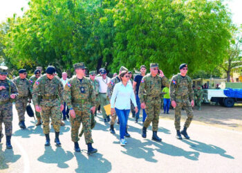 Ministro de Defensa supervisa tropas y avances en la frontera