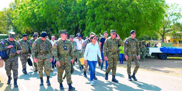 Ministro de Defensa supervisa tropas y avances en la frontera