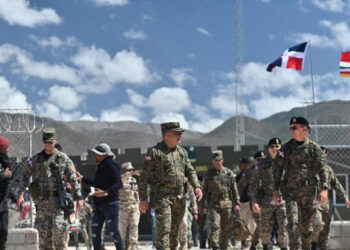 Ministro de Defensa supervisa tropas y verja en la frontera