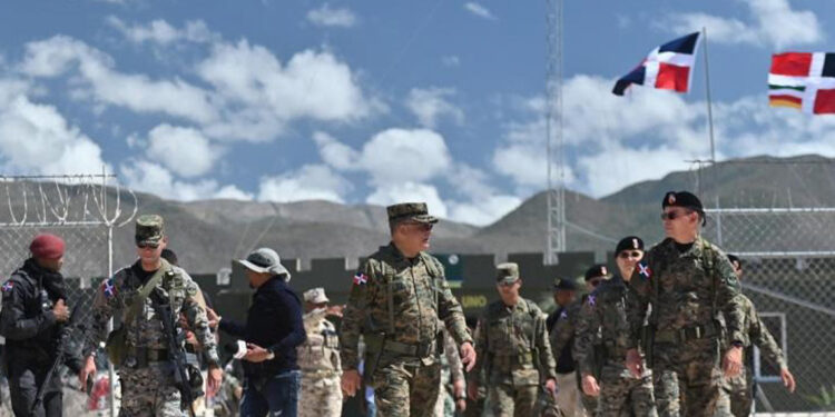 Ministro de Defensa supervisa tropas y verja en la frontera