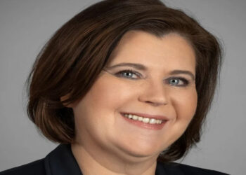 Renuncia ministra de Educación de Islandia tras revelarse relación con menor
