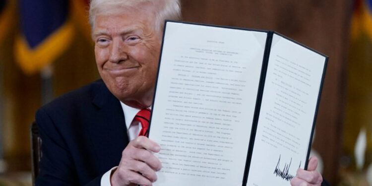 Trump ordena cerrar parcialmente el Departamento de Educación