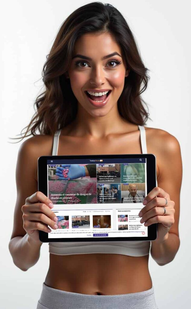 Una mujer sosteniendo una Tablet en sus manos en cuya pantalla se ve el sitio de Noticias Diarias 24-7. Todos los días, a-toda hora