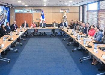 Valdez Albizu se reúne con misión del FMI tras visita al país
