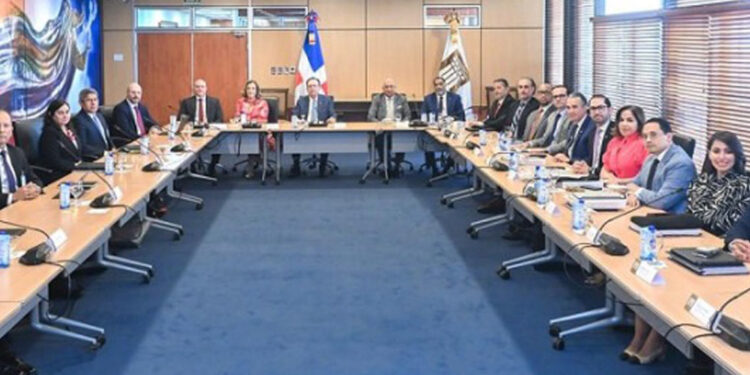 Valdez Albizu se reúne con misión del FMI tras visita al país