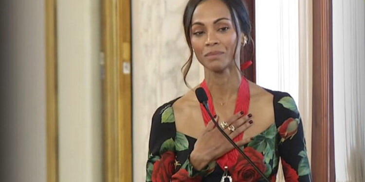Zoe Saldaña recibe Orden Heráldica de Cristóbal Colón en Palacio