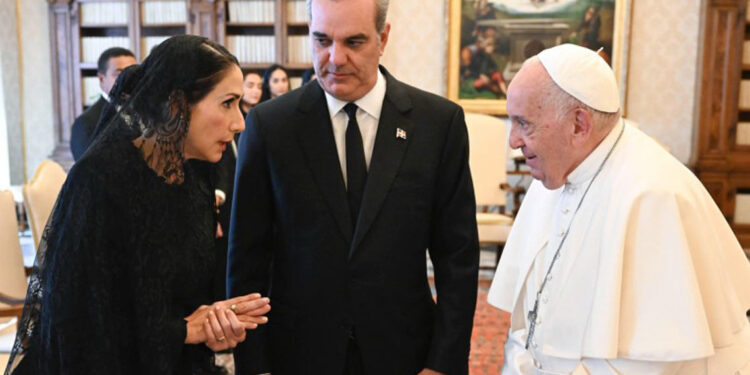 Abinader y primera dama viajarán a Roma para funeral del papa Francisco