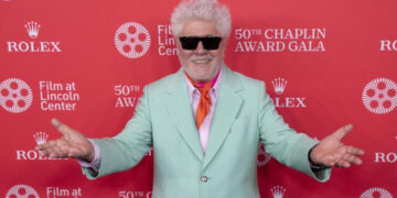 Almodóvar dedica premio a deportados y critica a Trump