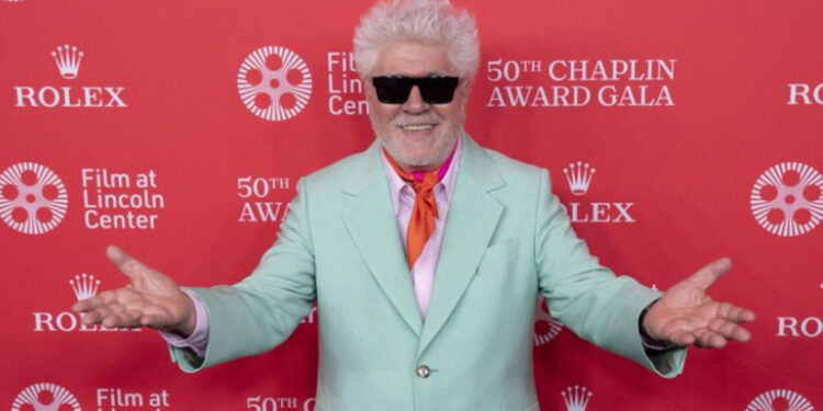 Almodóvar dedica premio a deportados y critica a Trump