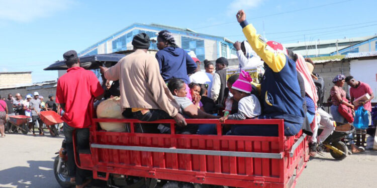 Cientos de haitianos regresan a Haití ante medidas migratorias de RD