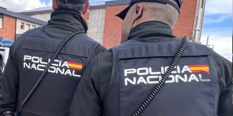 Detenido en Torrelavega por estafa de más de mil euros en venta falsa de criptomonedas