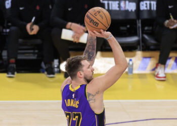 Doncic brilla, Phoenix se hunde y Barnes castiga a los Warriors